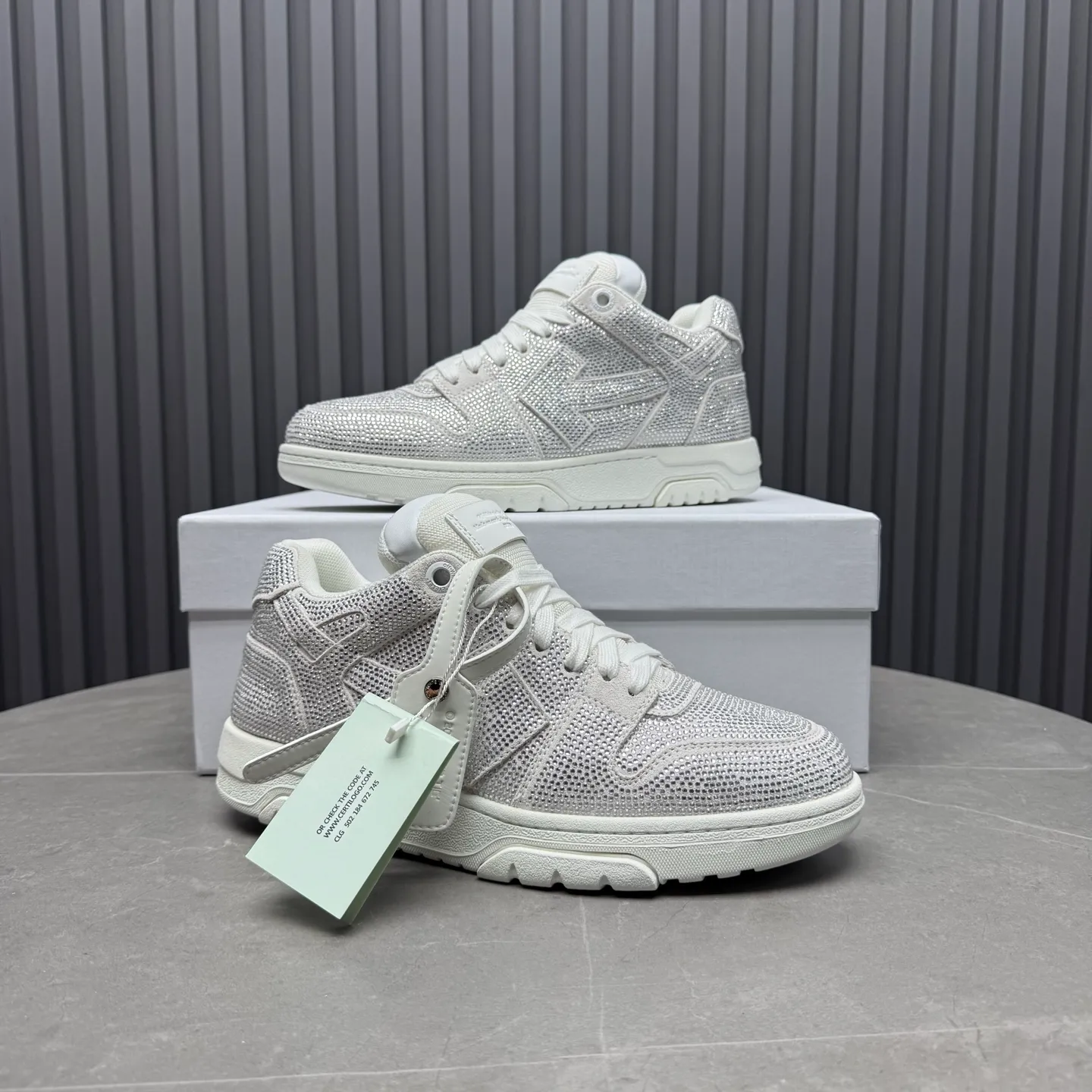 【off- white】P: 720💰Couple model👫, Size: 35-44 (Customized for men 38.45.46) High-quality version👊 "Out of office" series original molding, original lasting, production process 1:1 original ➰OFF GRAY WHITE OW ➰ first-layer cowhide imported skin-friendly and environmentally friendly polyester mesh original molding high elastic environmentally friendly molding pad Made with the original lasting process. The original molded rubber outsole (never yellows and deforms) has a super correct shape, bright color and strong three-dimensional effect👍. Packaging💯Full set of packaging synchronized with the official website (branded paper, certificate of quality, branded cloth bag)